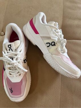 On THE ROGER Pro 2 Women’s Tennis Shoes White/Pink – Size 7.5